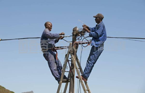 高空守护者 电话工程师的电线杆作业与信息咨询服务