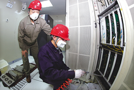 带电“清洗”通信设备 保障通信传输的现代化作业
